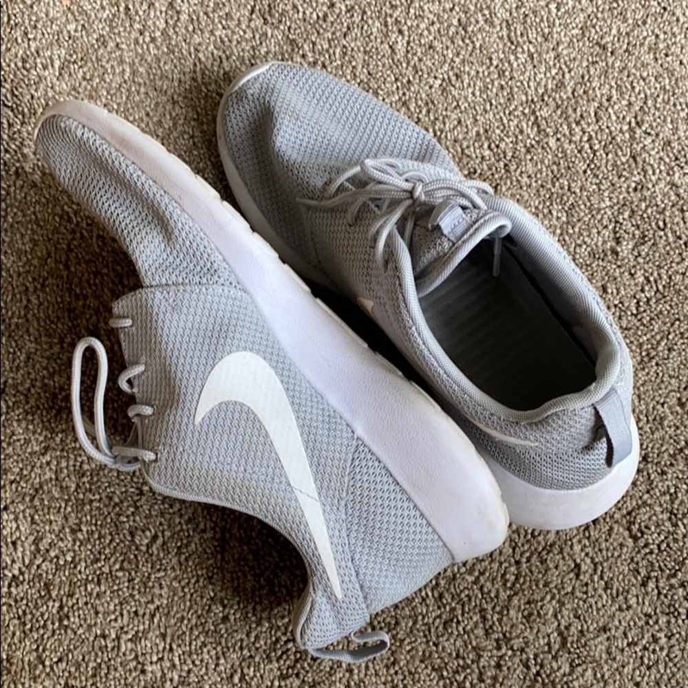 nike grey roshe